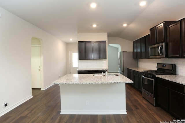 kitchen featuring sink, stainless steel appliances, and a kitchen island with sink