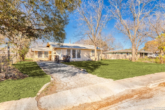 view of front facade featuring a front yard