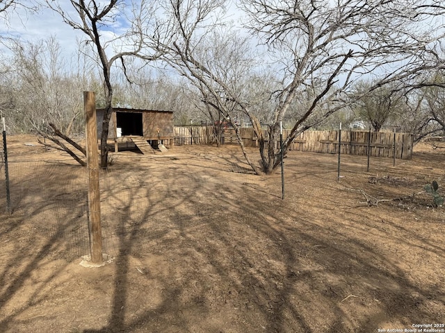 view of yard featuring an outdoor structure