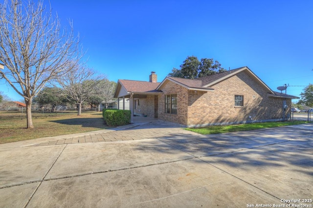 view of front of house featuring a front yard