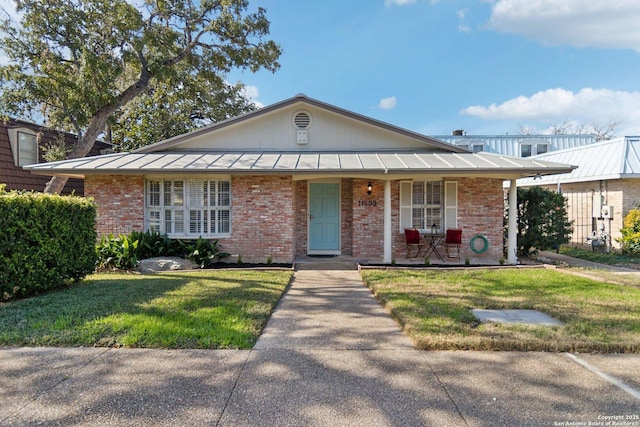 view of front facade with covered porch and a front lawn