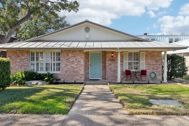 view of front facade featuring covered porch and a front yard