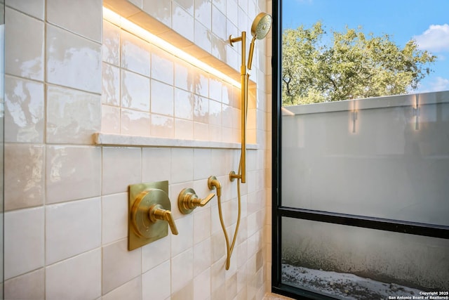 details featuring tiled shower