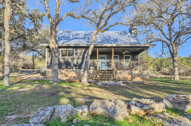 view of front of property with ceiling fan, a porch, cooling unit, and a front lawn