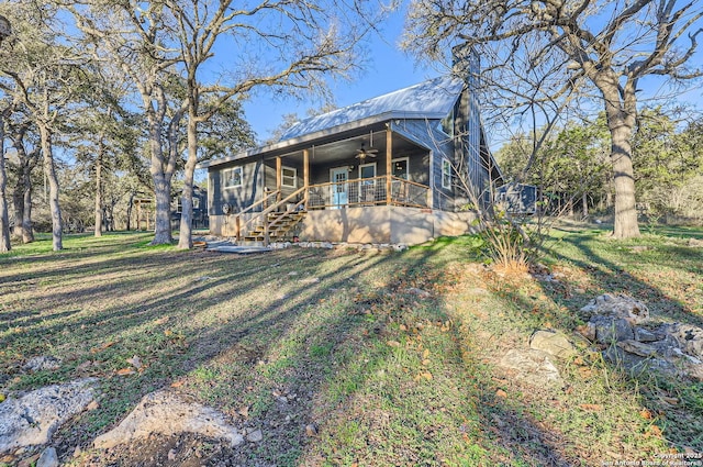 view of front of property featuring ceiling fan, a porch, and a front lawn