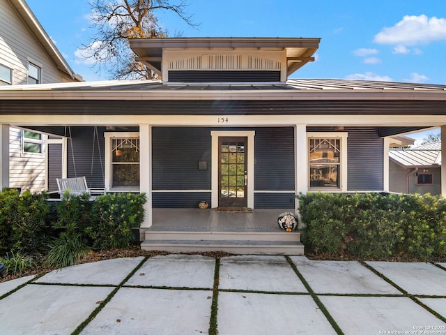 entrance to property featuring a porch