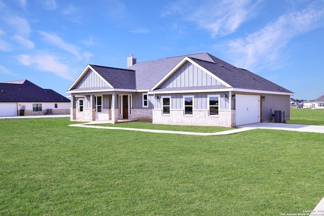 craftsman-style home with a porch, central air condition unit, a front lawn, and a garage