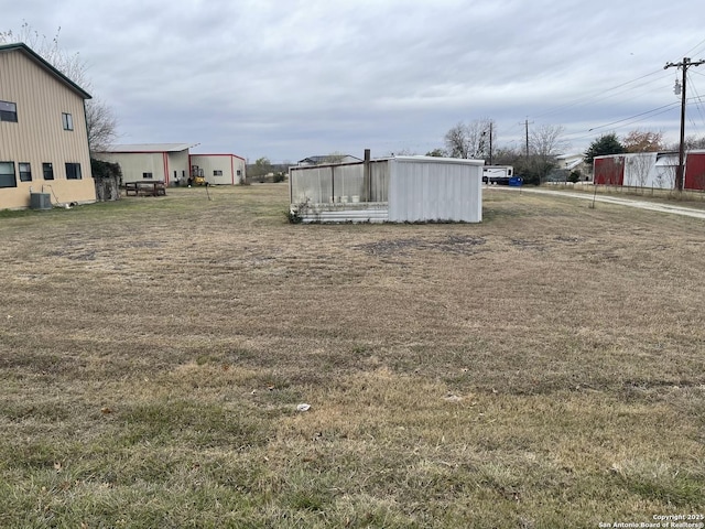 view of yard with an outdoor structure