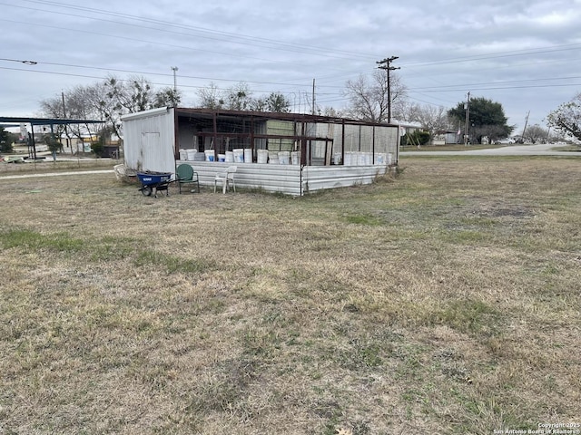 manufactured / mobile home featuring a front lawn