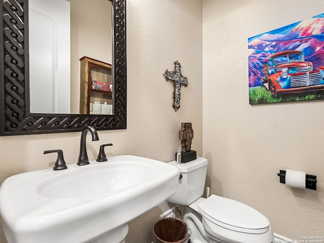 bathroom featuring toilet and sink