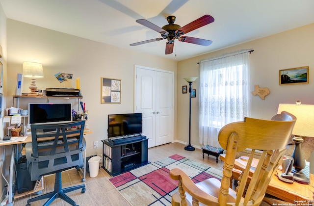 living area with ceiling fan