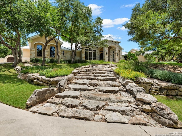 view of home's community featuring a yard