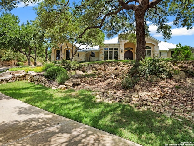 view of front of house featuring a front yard