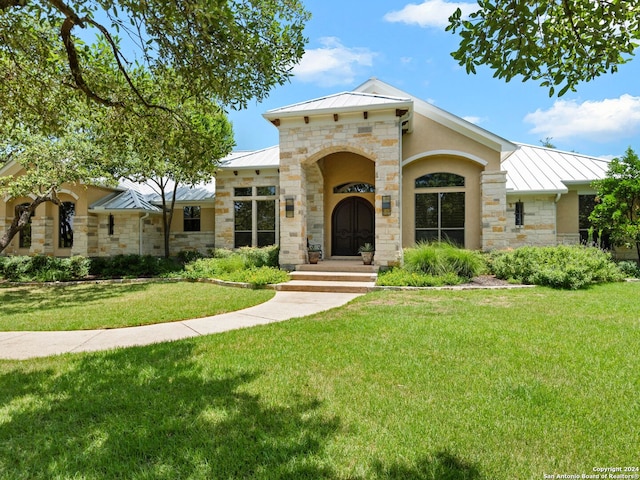 view of front of property featuring a front lawn