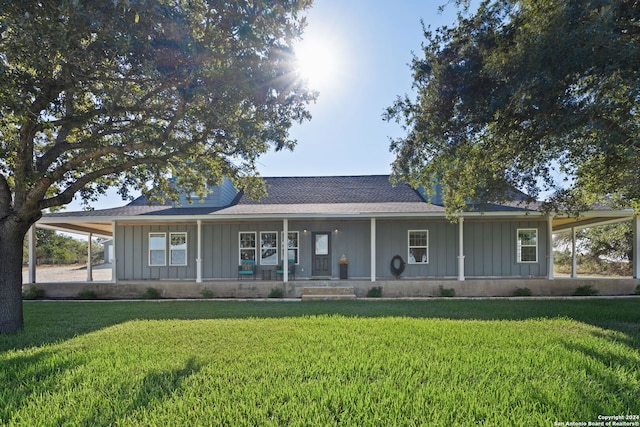 view of front of house featuring a front yard