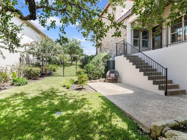 view of yard with a patio