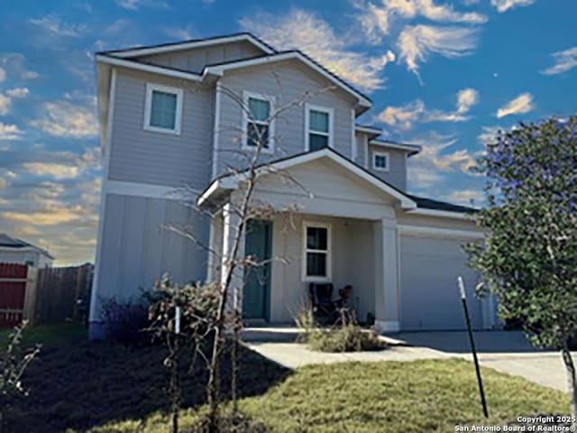 view of front property featuring a front yard