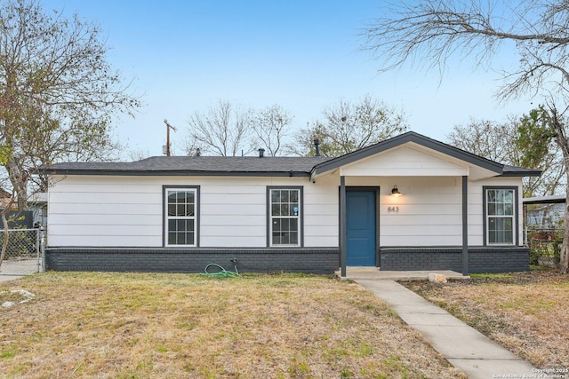 view of front facade with a front yard