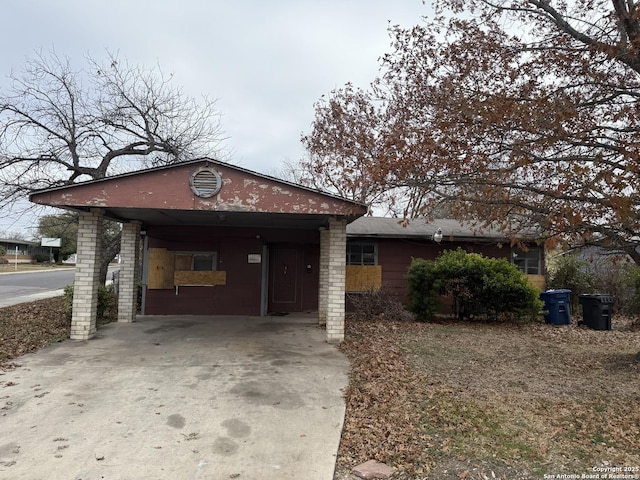 view of front facade with a carport