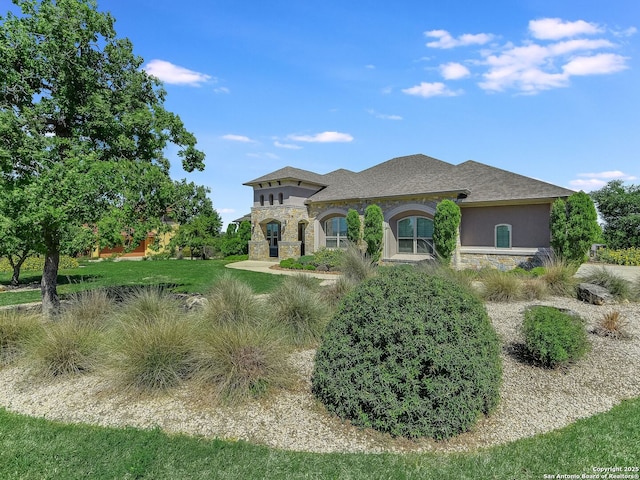 view of front of property featuring a front yard