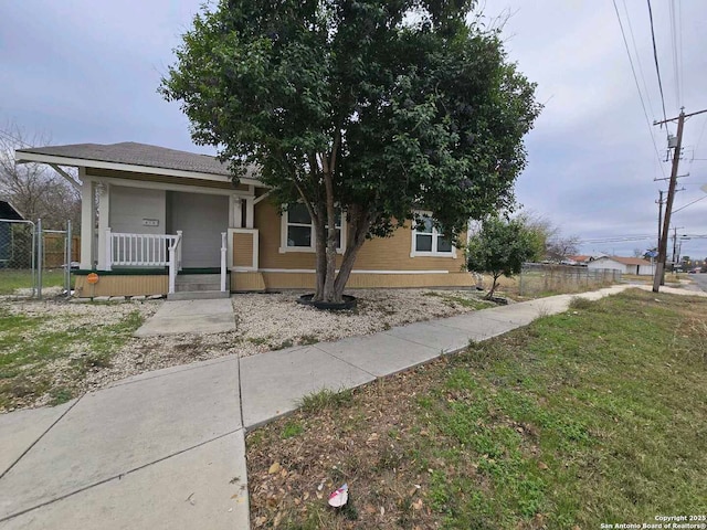 view of front of property featuring a porch and a front lawn