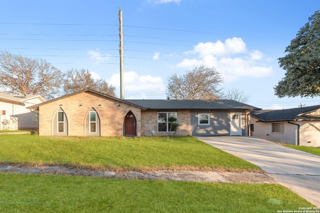 single story home featuring a front lawn