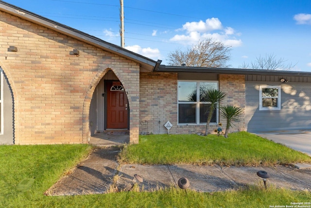 view of front of house featuring a front lawn