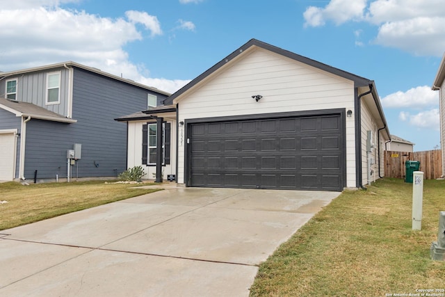 view of front facade featuring a garage and a front yard