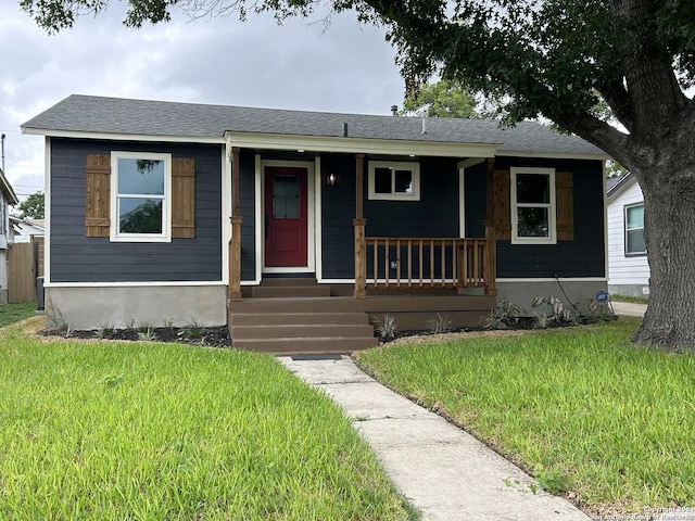 view of front facade with covered porch and a front lawn