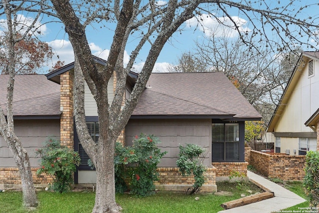 view of front of property featuring a front lawn