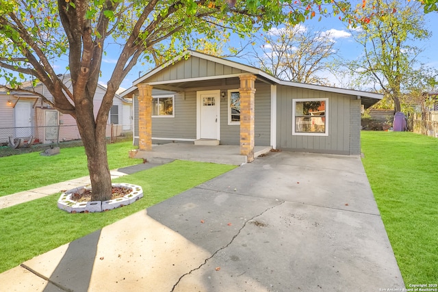 view of front of property featuring a front lawn