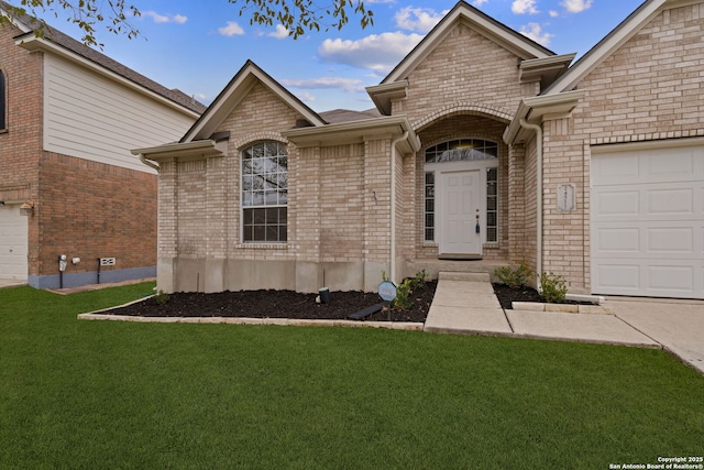 view of front of house featuring a front lawn and a garage