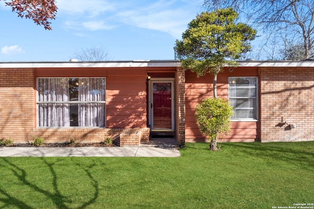 view of front of home with a front lawn