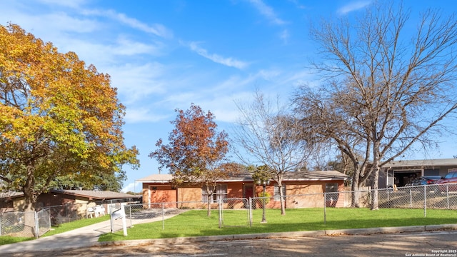 view of front of property featuring a front yard