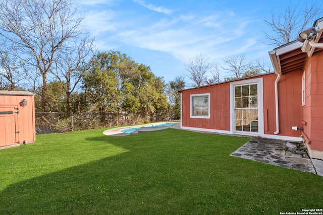 view of yard featuring a storage unit