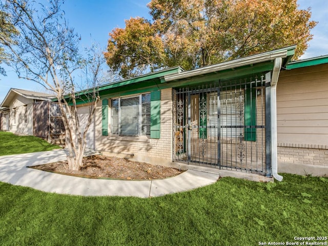 view of front of house with a front lawn