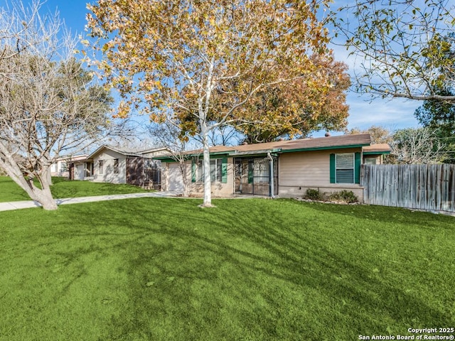 ranch-style house featuring a front yard