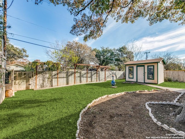 view of yard with an outdoor structure