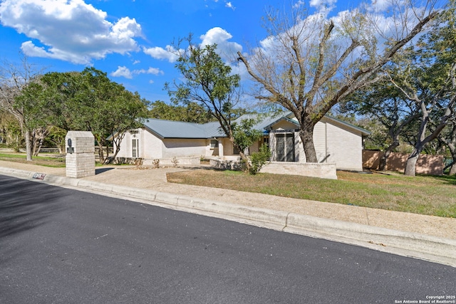 view of front of house featuring a front lawn