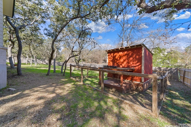 view of yard featuring an outdoor structure