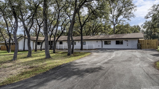 single story home featuring a front lawn