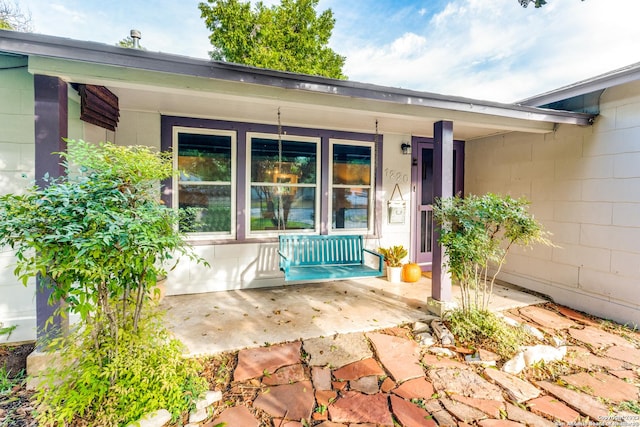 property entrance featuring a porch