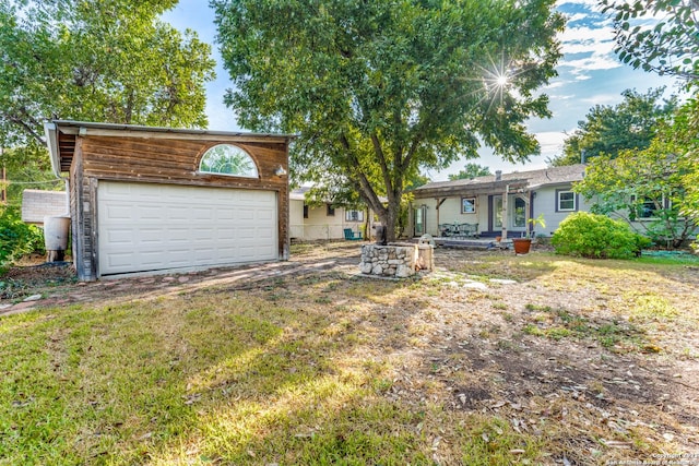 view of front of property featuring a front lawn and a garage