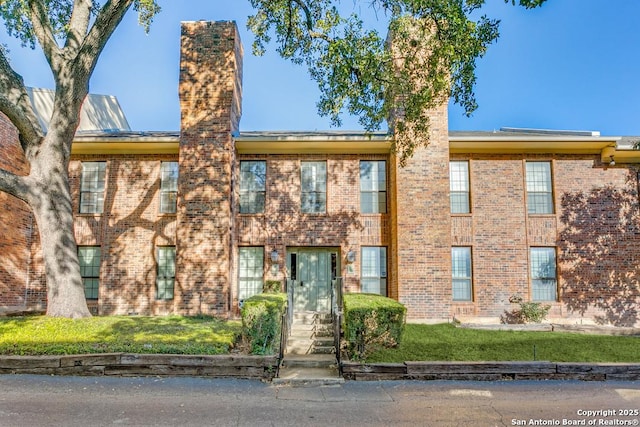 view of front facade with a front yard