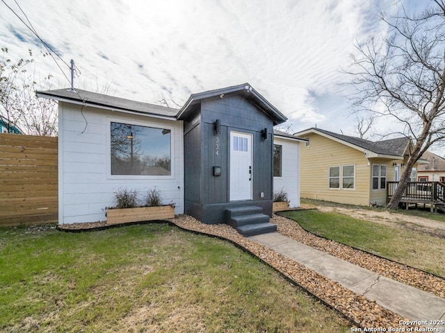 view of front of house featuring a front lawn