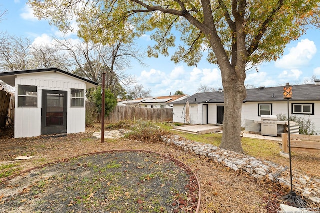 view of yard featuring an outdoor structure