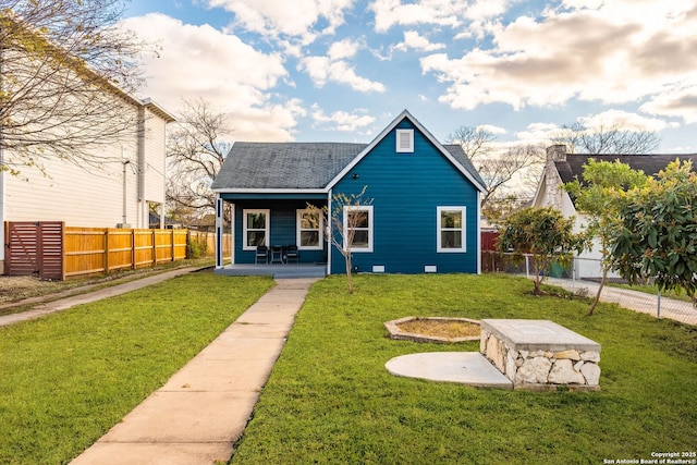 view of front of property with a front yard