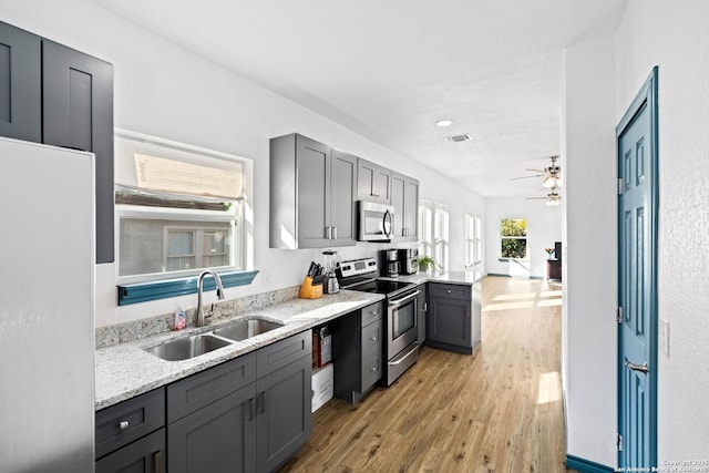 kitchen featuring stainless steel appliances, sink, ceiling fan, and gray cabinets