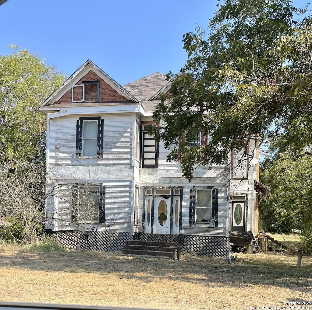 view of front of property with a front lawn