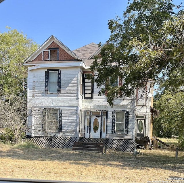 view of front of property with a front lawn